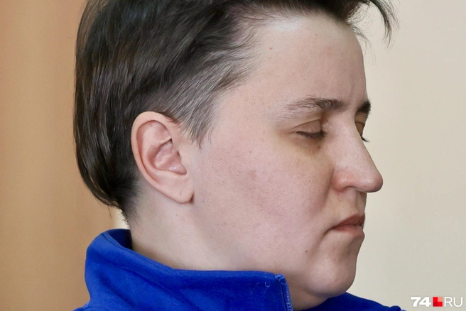 Почти весь приговор она слушала, прикрыв глаза | Источник: Михаил Шилкин
