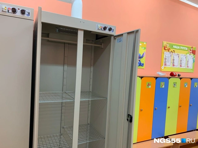 В каждой раздевалке есть сушилки. По словам заведующей детским садом, благодаря этому дети могут гулять дважды в день — одежда успеет просохнуть | Источник: Анна Никитенко