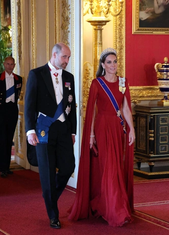 Тонкий намек: Кейт Миддлтон впервые вышла в платье от Givenchy, полном символизма | marieclaire.ru