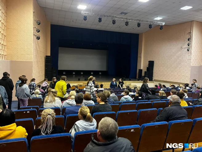В зале собираются местные жители | Источник: Анна Скок / NGS.RU