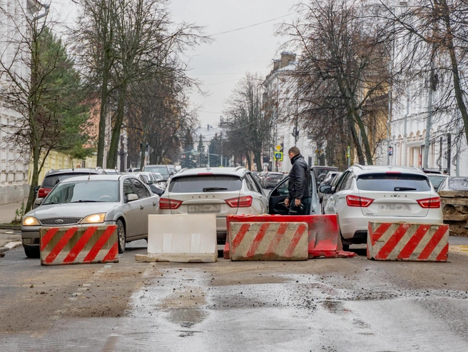 Все подъезды к улице перекрыты | Источник: Кирилл Поверинов / 76.RU