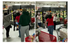 В Нью-Йорке разъяренные покупатели выгнали из магазина женщину без маски (видео)