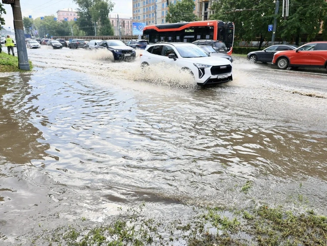 Тяжелая ситуация коснулась не только водителей | Источник: Михаил Шилкин