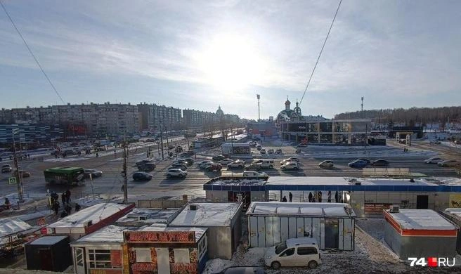 Вот так до недавнего времени был заставлен ларьками перекресток | Источник: читатель 74.RU