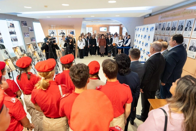 Первыми выставку увидели школьники города | Источник: пресс-служба Тюменской городской думы