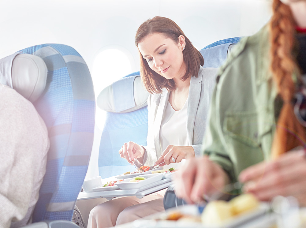 Едим и летим: какие продукты помогут перенести перелет | marieclaire.ru