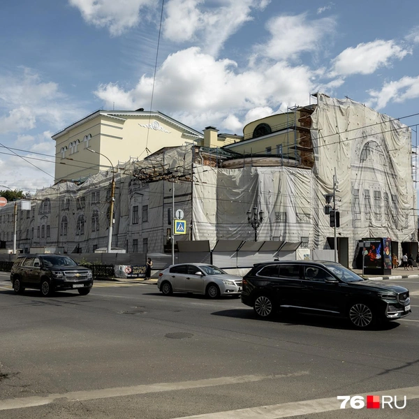 Волковский театр закрыли баннерами осенью 2025-го | Источник: Александр Куренной / 76.RU
