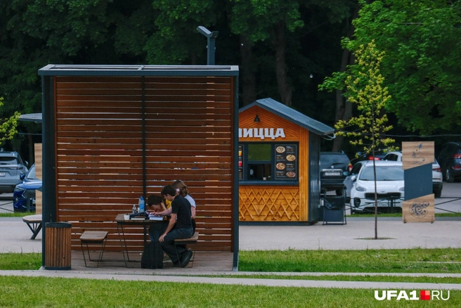 Есть пиццерии, блинные, хот-договые | Источник: Булат Салихов / UFA1.RU