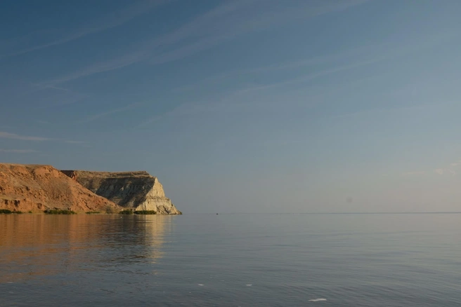 Небо отражается в зеркальной водной глади | Источник: Кирилл Шарапов