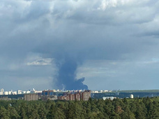 Огромный столб дыма, угроза взрыва. Масштабный пожар на западе Москвы
