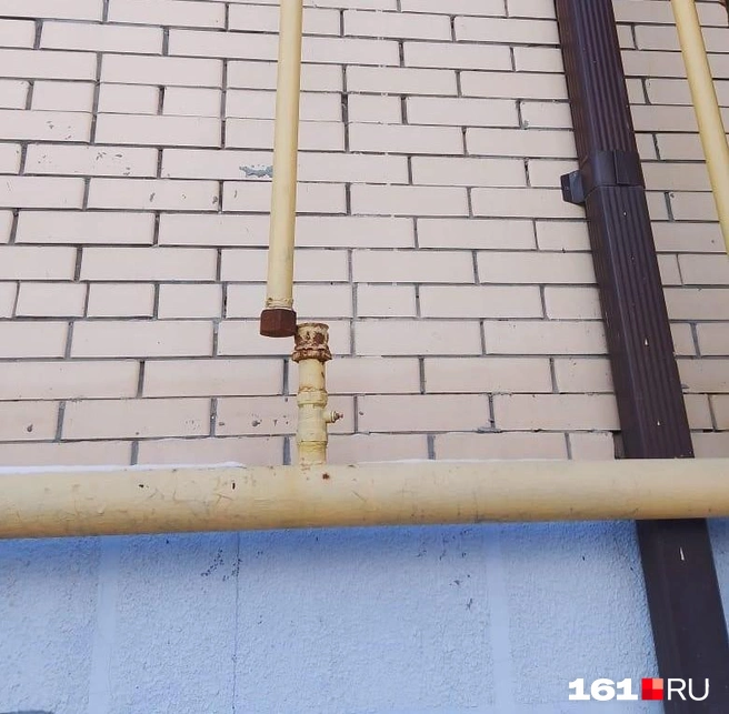 Газовики не против восстановить подачу газа, но УК не отремонтировала повреждения в доме, как должна была это сделать в течение полугода | Источник: Галина Зозулина