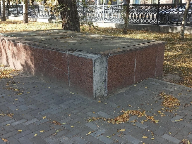 А где-то часть облицовки просто исчезла | Источник: Максим Гелунов / Vk.ru