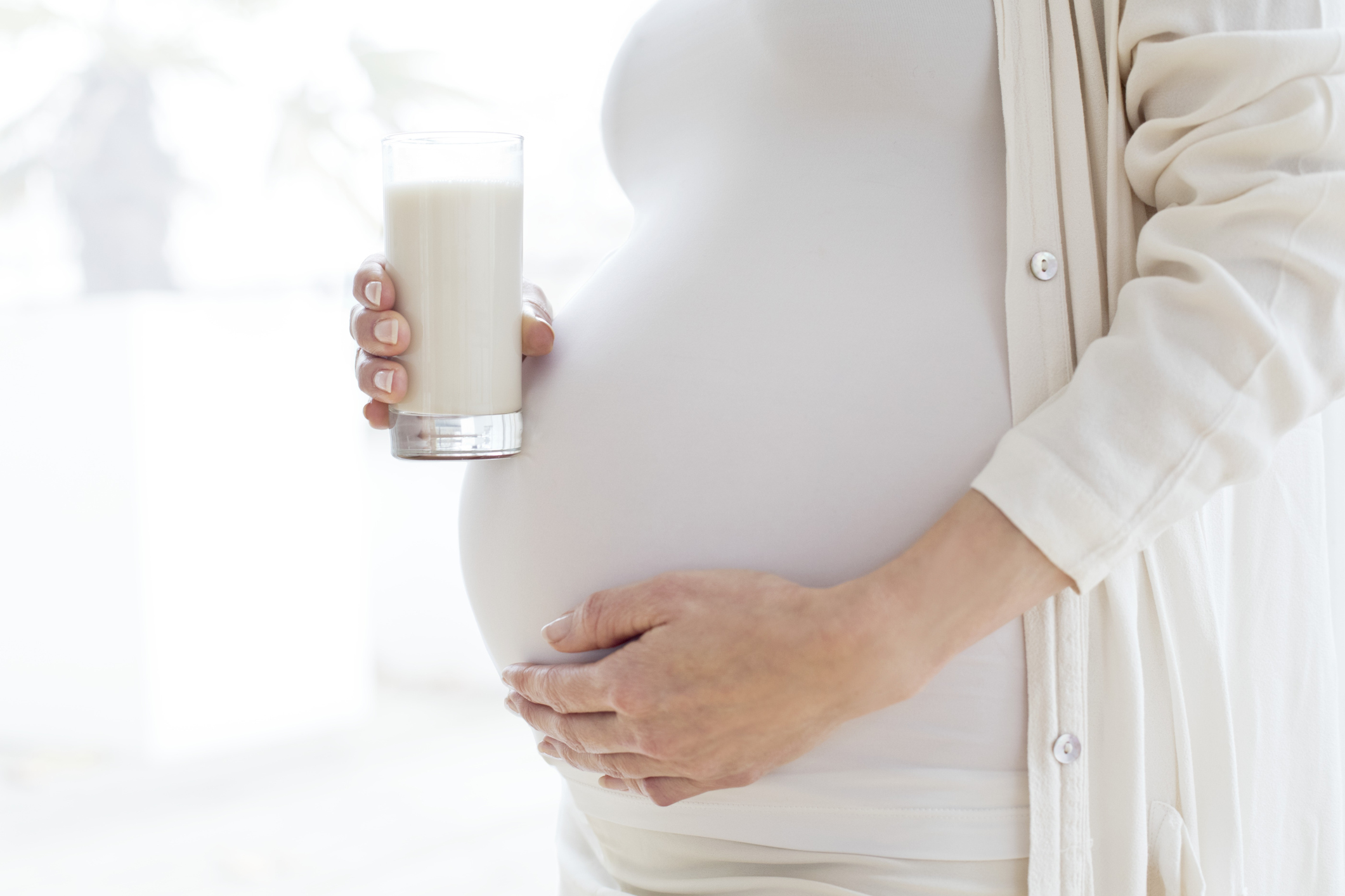 Кальций можно пить беременности. Кальций для беременных. Молоко беременной женщины. Беременные с молоком. Calcium для беременных.