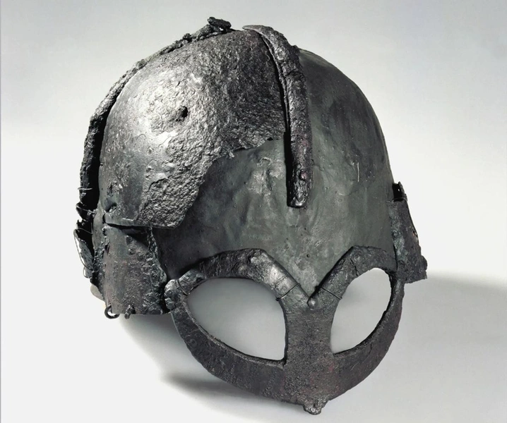 Железный шлем эпохи викингов из Йермундбу, Рингерике, Бускеруд. Музей Естественной Истории, Университет Осло | Источник: Historical Museum, Cultural History Museum, UiO