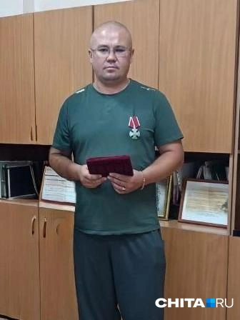Герой на СВО и трудяга дома. Участнику спецоперации из Забайкалья вручили орден Мужества | Источник: Анатолий Туезов