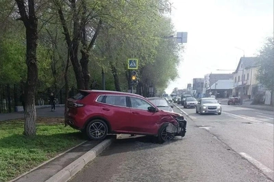 В Оренбурге пенсионер на Changan протаранил припаркованный Chevrolet