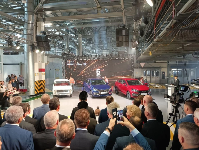 В Москве и Петербурге открываются продажи LADA Iskra. Цены начинаются от 1,2 млн | Источник: Наталья Вязовкина / «Фонтанка.ру»