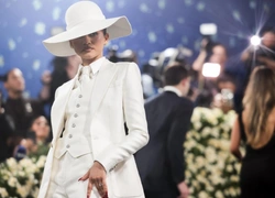 Met Gala 2025: Зендея-невеста повторила образ другой культовой невесты