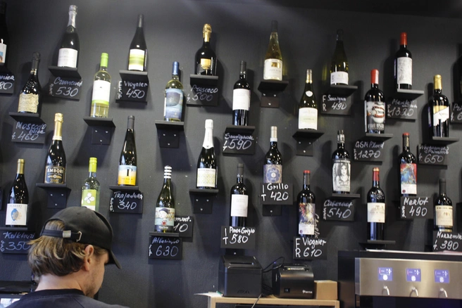 В баре Premium Wine есть бокалы и дороже 1000 рублей, но цены начинаются с 260  | Источник: Стас Соколов / NGS.RU
