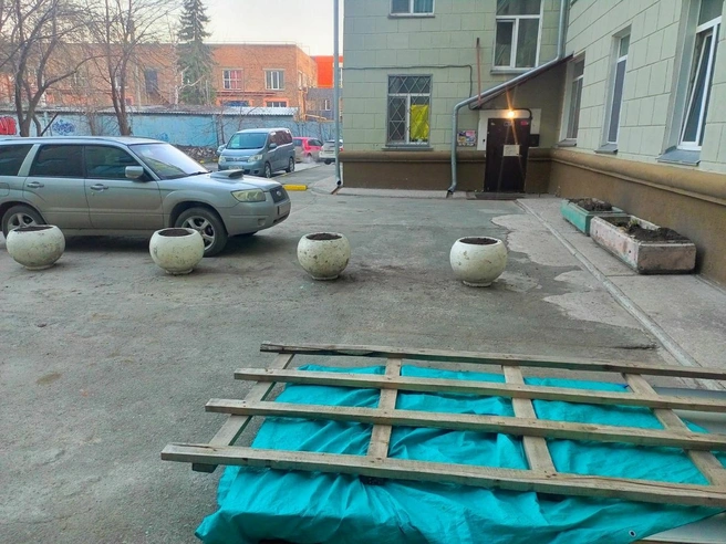 Женщина отмечает, что маломобильным гражданам и мамам с колясками пройти невозможно | Источник: предоставила жительница дома Вера