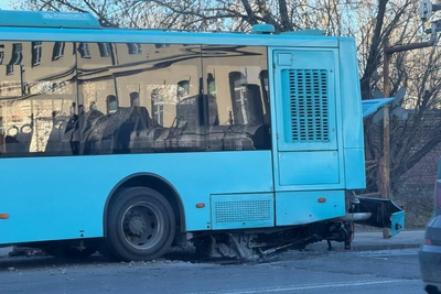 Двигатель выпал из автобуса на улице Седова
