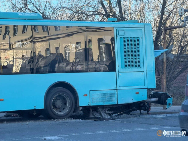 Вынужденная остановка автобуса из-за технической неисправности впечатлила очевидца в Петербурге | Источник: читатель «Фонтанки» Константин