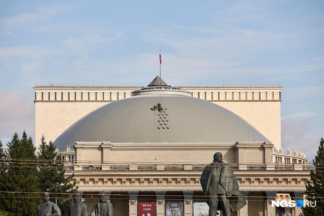 В сентябре рабочие приступили к креплению новой «чешуи» на металлическую основу | Источник: Александр Ощепков / NGS.RU