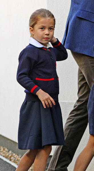 В Сети сравнивают Елизавету II и Шарлотту в первый день в школе