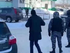 В Нижневартовске пьяный неадекват угрожает убить 3-летнего сына и стреляет по прохожим