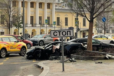 Рэпер Navai протаранил дерево на Ferrari в центре Москвы