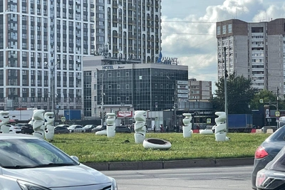 Вазоны-спирали вернулись на Колхозную площадь в новом цвете