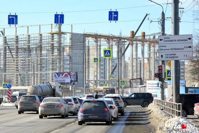Улица Кашириных в этом месте имеет три полосы, но левую отдали исключительно под левый поворот. В часы пик непригодна для проезда прямо и правая полоса: здесь скапливается хвост поворачивающих машин | Источник: Артем Краснов