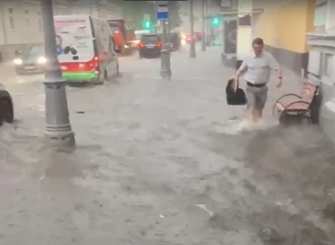Центр Москвы затопило из-за мощного ливня | ya62.ru