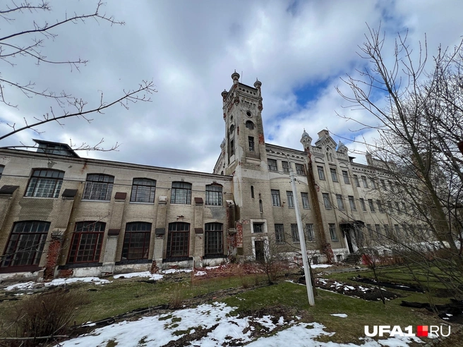 Раньше в этом замке было училище | Источник: Андрей Бирюков / UFA1.RU
