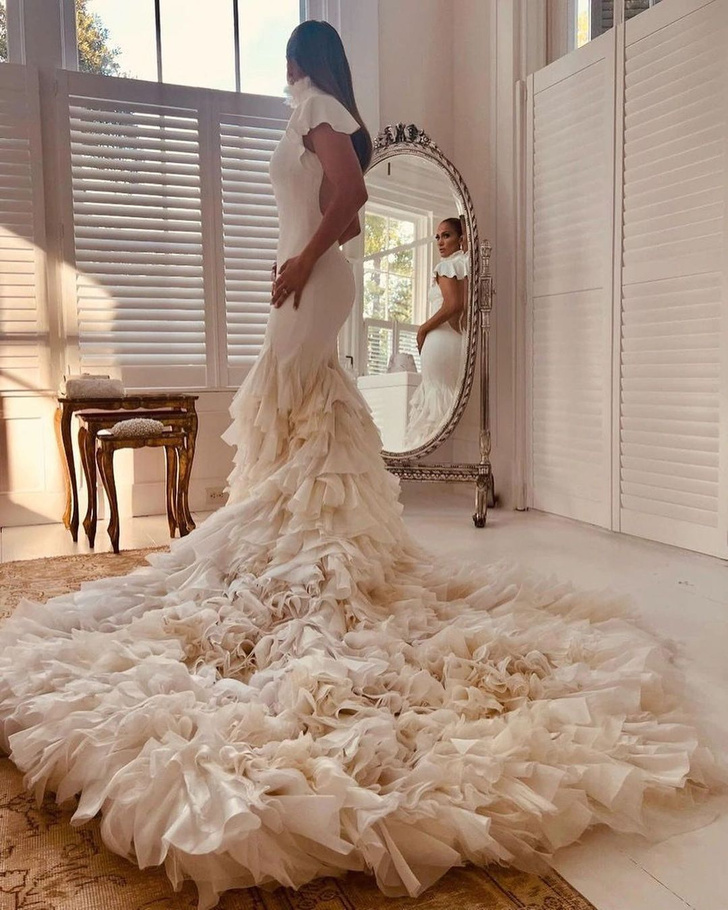 Дженнифер Лопес показала еще один свадебный образ: кастомное платье Ralph Lauren с открытой спиной