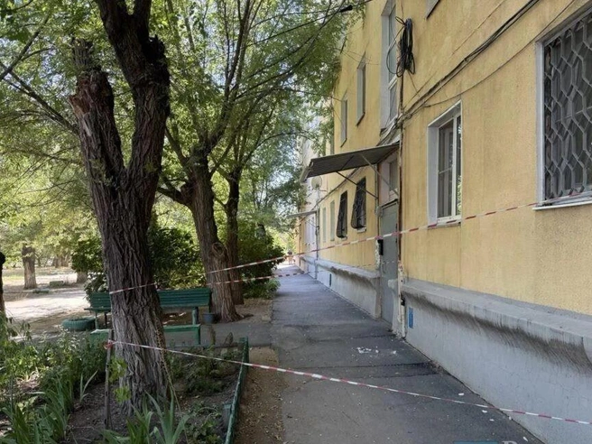 Медики оказали помощь мужчине, которого травмировала упавшая с крыши штукатурка. | Источник: «ЧП Волжский» / Max.ru