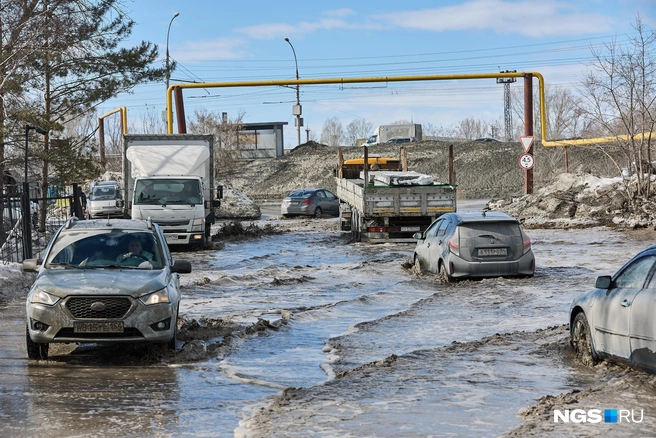 Дороги города превратились в реки после потепления | Источник: Александр Ощепков / NGS.RU