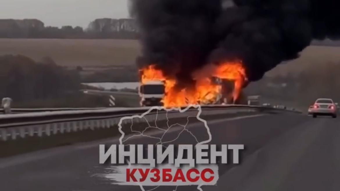 «Столб дыма виден за километры»: трасса в Кузбассе оказалась заблокирована из-за лобового столкнове…