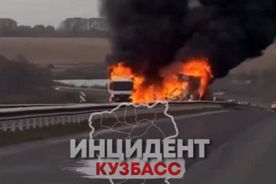 Две фуры столкнулись и загорелись на трассе в Кузбассе