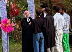 Первая «поли-свадьба», хейт и поддержка церкви: как пасторка обвенчала четырех мужчин в Германии