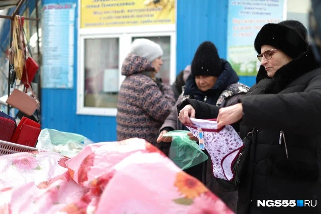 Покупатели долго присматриваются к товару | Источник: Евгений Софийчук / NGS55.RU