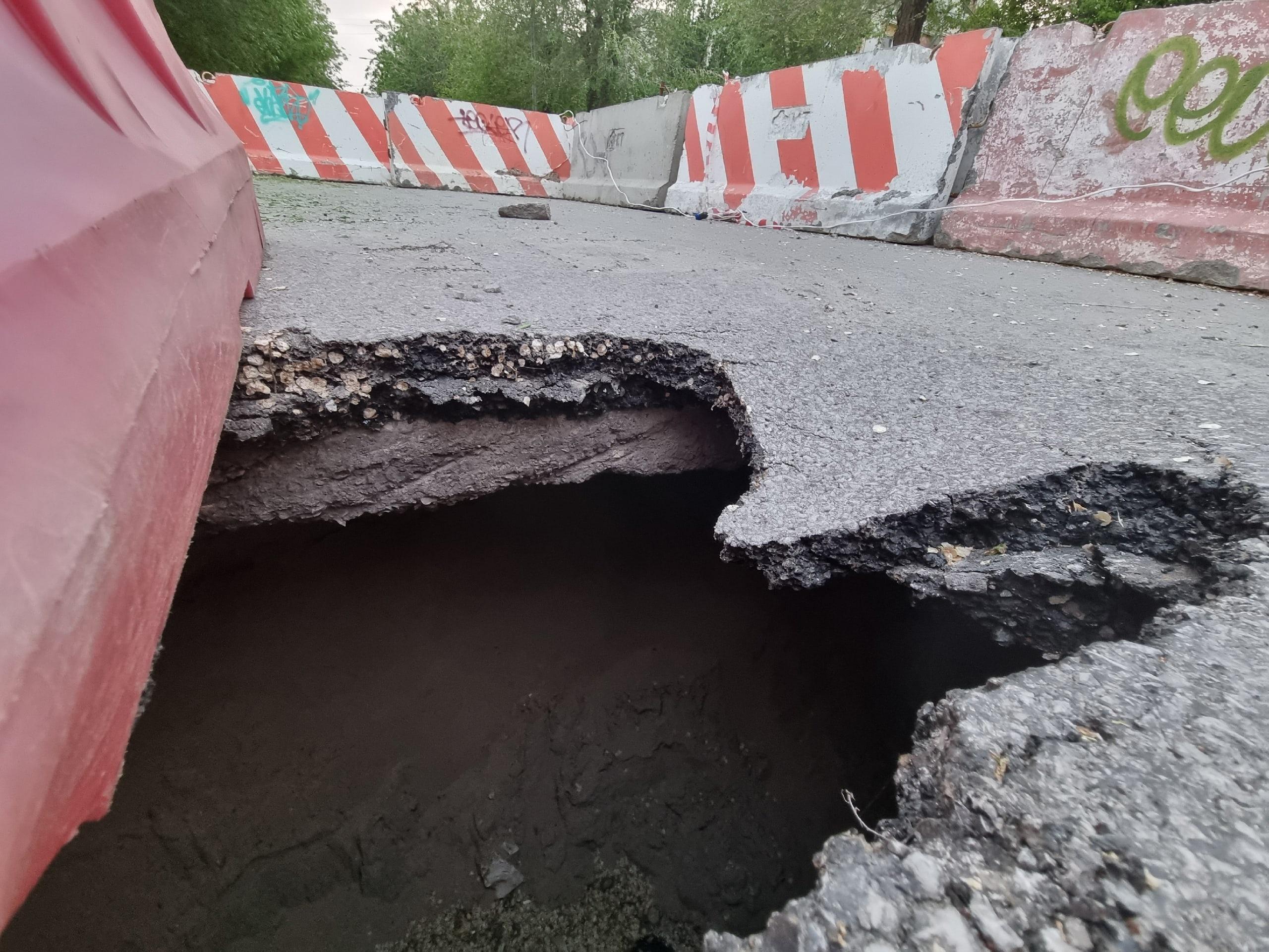 Провал в центре Волгограда угрожает полностью перекрыть улицу Советскую -  15 мая 2023 - V1.ру