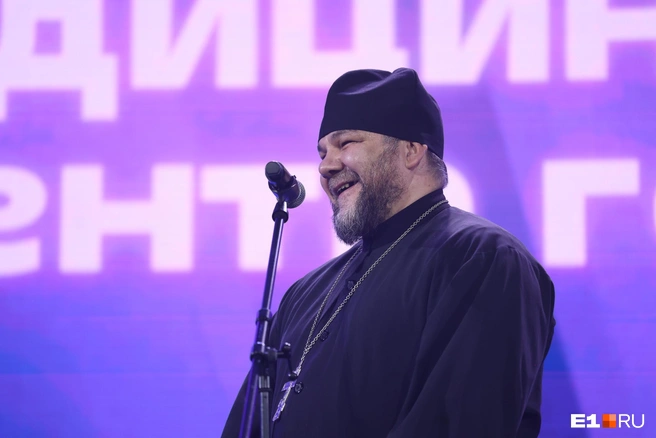 На Народной премии E1.RU отец Серафим был серьезен, но находил место и для шуток | Источник: Владислав Лоншаков / E1.RU