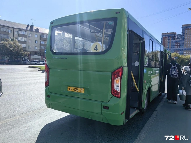 Вид на автобус сзади. Стандартный набор&nbsp;— стопы, поворотники, подсветка при включенном реверсе | Источник: Павел Красоткин / 72.RU 