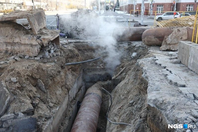 Возле ЦУМа раскопали участок несколько дней назад. Из трубы идет пар | Источник: Александр Ощепков / NGS.RU