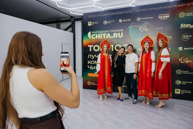 Гостям такой вайб тоже понравился: с девчонками все охотно фотографировались | Источник: Ксения Зимина