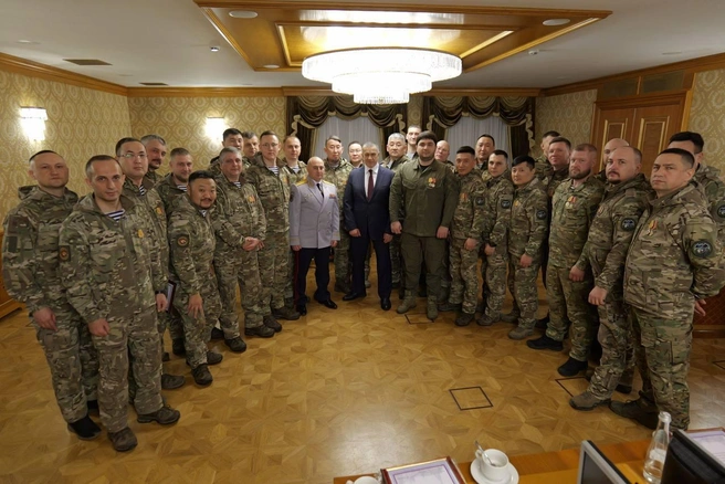 Полпред президента в ДФО Юрий Трутнев и чиновники-военнослужащие | Источник: Александр Осипов / T.me