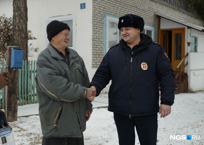 Прежний Верх-Коёнский участковый Федор Миляков&nbsp;— тоже местный житель, и работать заслуженному пенсионеру МВД пришлось в намного более жестких условиях. Например, до деревни Мосты зимой он добирался 4 часа на лыжах и мог даже заночевать там, чтобы не возвращаться ночью. Сегодня многие вещи участковый может узнать, даже не выходя из кабинета | Источник: Андрей Бортко / NGS.ru