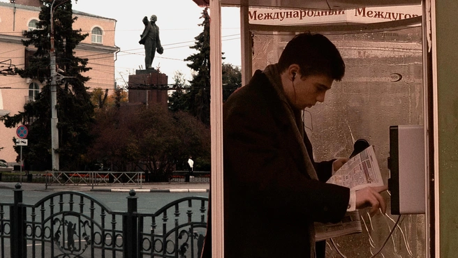 Телефонную будку можно было бы размесить на Красной площади | Источник: Кирилл Поверинов / 76.RU, кадр из фильма «Брат» (18+), реж. Алексей Балабанов, киностудия СТВ, 1997 год