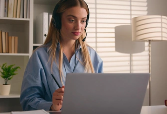 Онлайн-уроки превратились в интимные сеансы: зачем мужчины записываются к молодым репетиторам